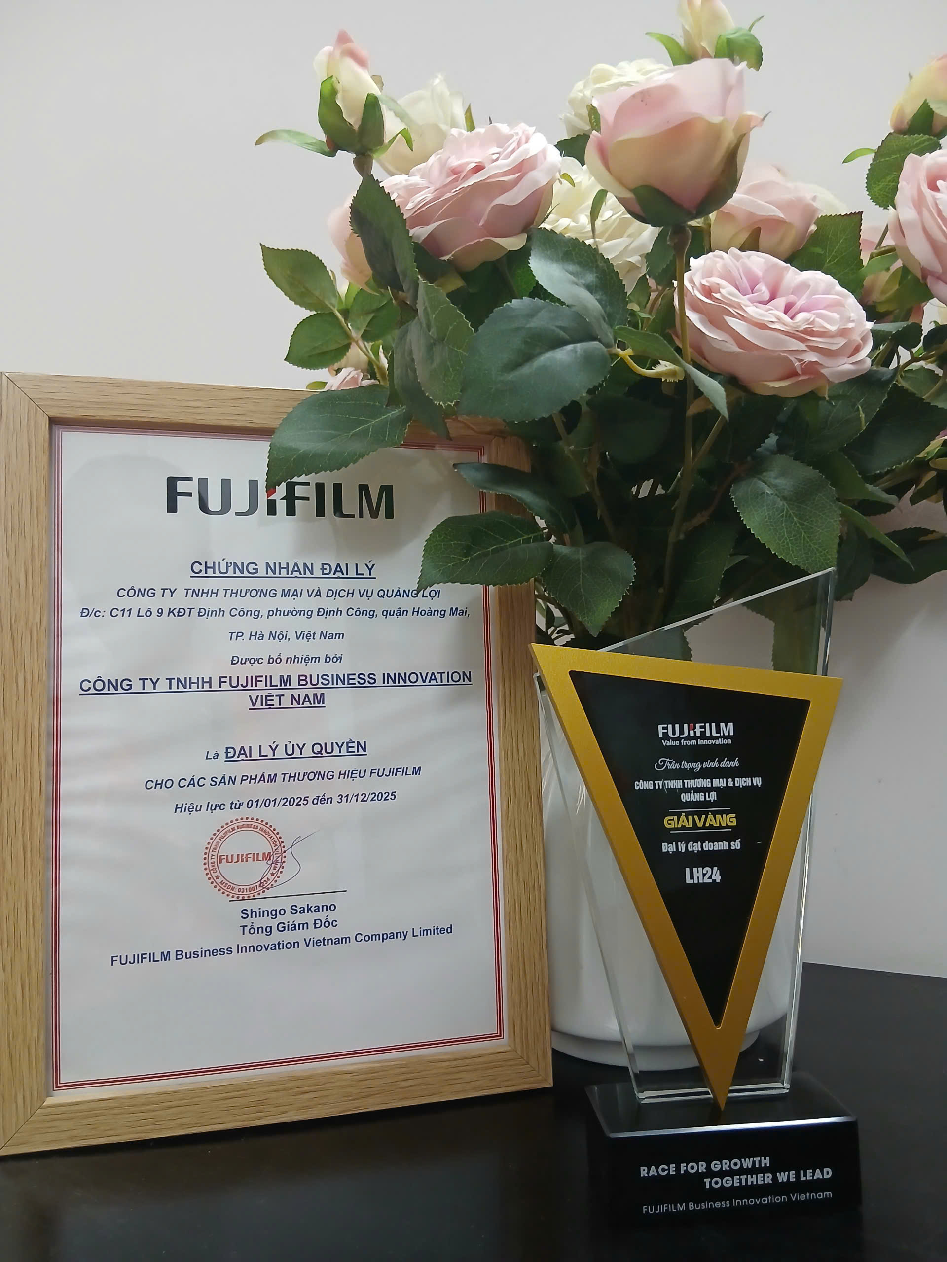 QUẢNG LỢI ĐƯỢC VINH DANH GIẢI VÀNG - ĐẠI LÝ ĐẠT DOANH SỐ LH24 DO HÃNG FUJIFILM TRAO TẶNG